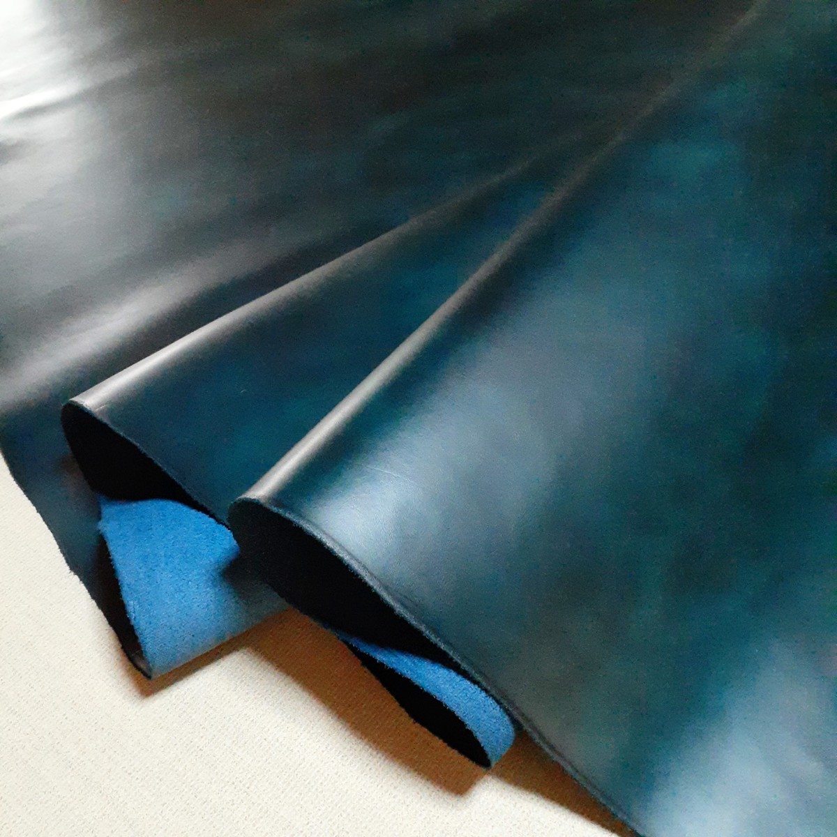 ○牛革 ダークグリーン アンティック 1.3～1.4㍉ 250×105㎝ スムース 合タン鞣し