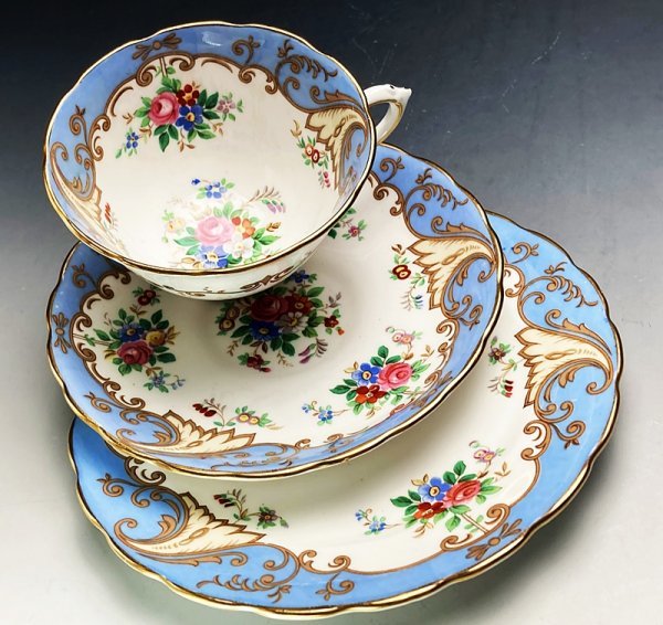キッチン・食器 英国 ロイヤルドルトン 花文 フラワー 金彩 トリオ