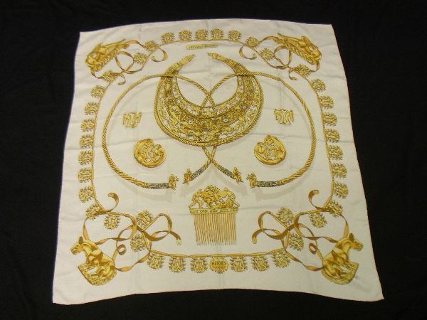 1円 HERMES エルメス LES CAVALIERS D’OR【黄金の騎士】カレ90 シルク100％ 大判 スカーフ ストール ホワイト系×ゴールド系 AK3140ヘケ