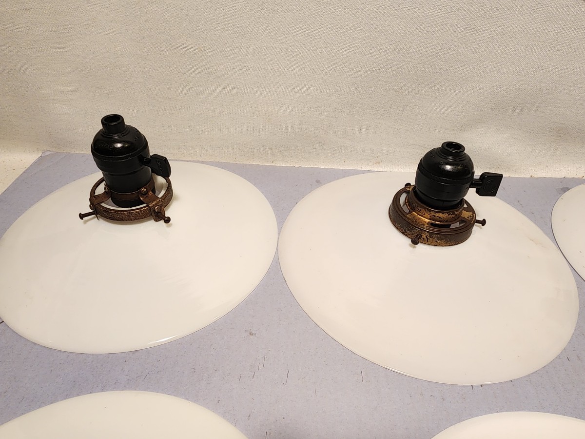 昭和レトロ 乳白色平ガラス 白色ガラス電笠 金具ソケット付き5点 昭和レトロ 乳白色平ガラス 白色ガラス電笠 金具ソケット付き5点