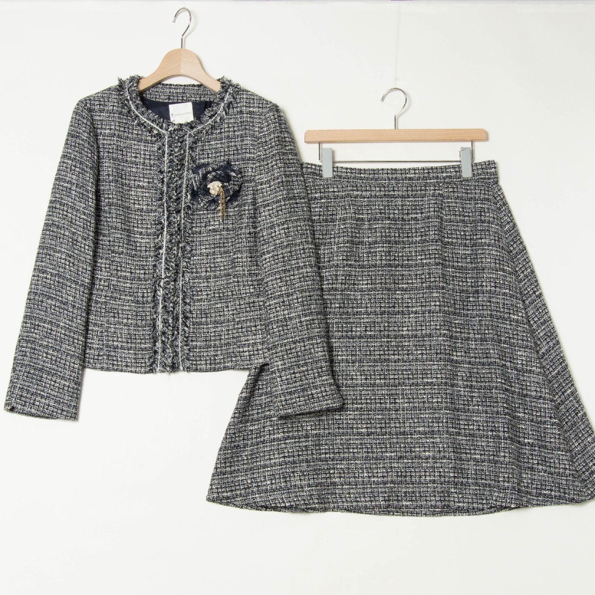 【1円スタート】KUMIKYOKU 組曲 ツイードセットアップ ノーカラージャケット コサージュ付き ミディ丈スカート セレモニー フォーマル 紺 5