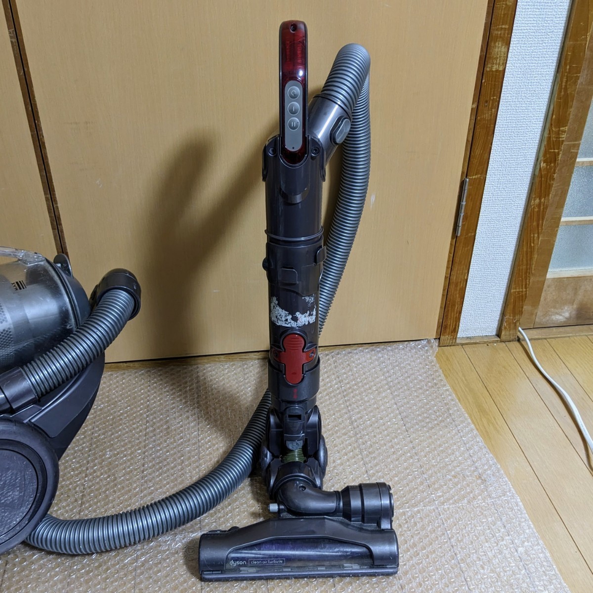 ダイソン DC12 サイクロン掃除機 コード有りタイプ │江別市のリサイクルショップドロップ Dyson DC12 ダイソン サイクロン掃除機 通電動作確認済 汚れあり