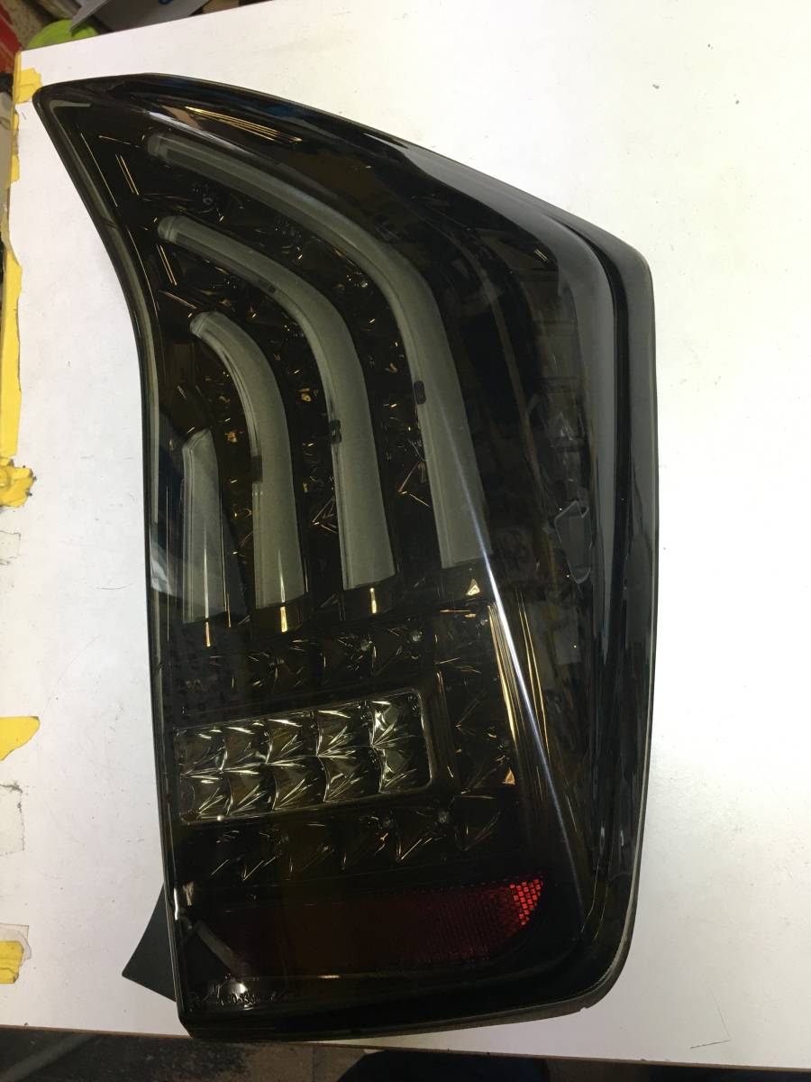 プリウス　30系　ヴァレンティ　LEDテール 右側　スモーク　zvw30