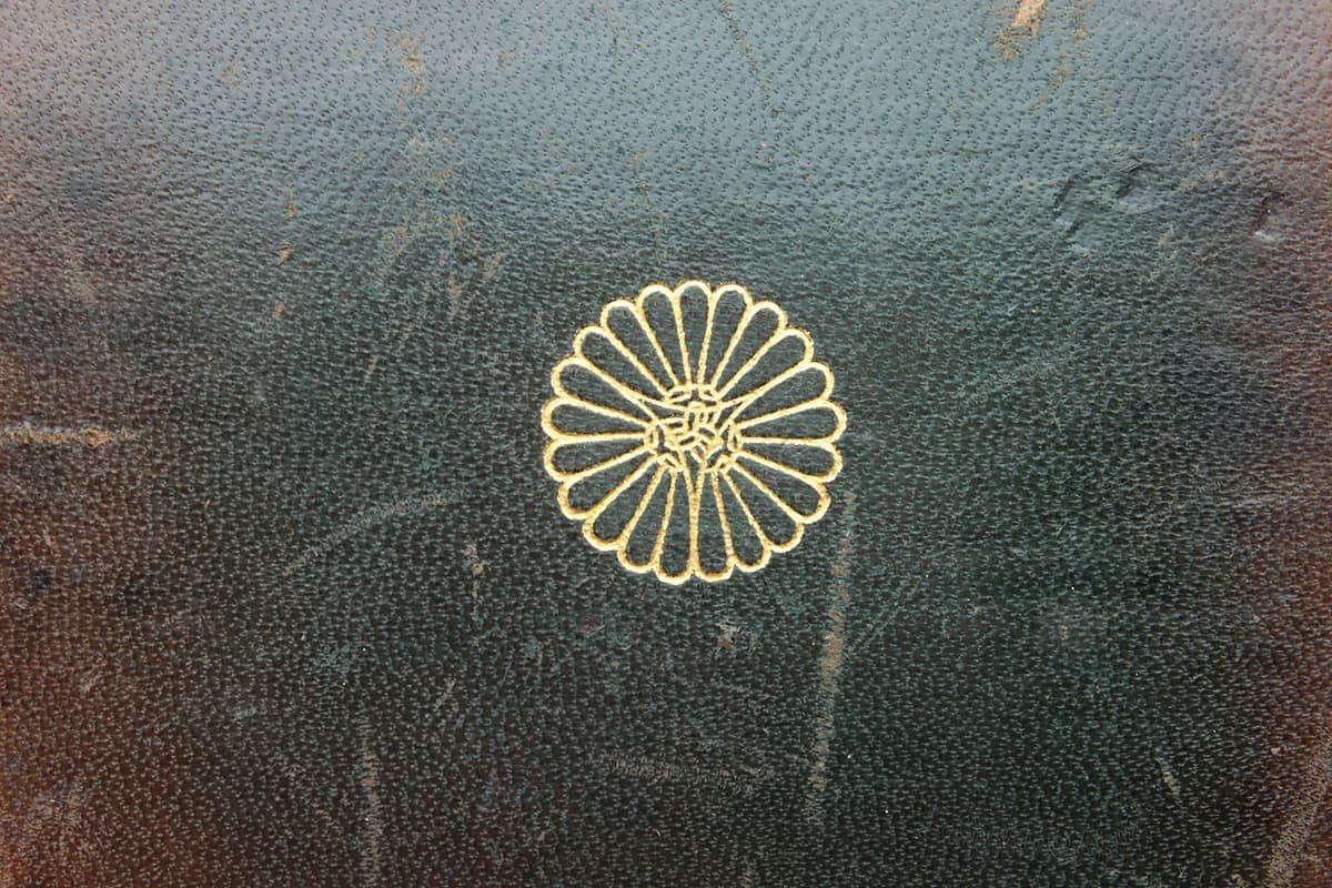 EJ093 【YOSHIDA】皇室御下賜品 軸違い三つ横見菊御紋 銀製シガレット  