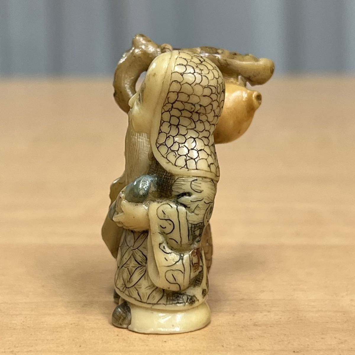 置根付 寿老人 力強 Jurojin 七福神 極細工 在銘 雅俊 Netsuke 仏像
