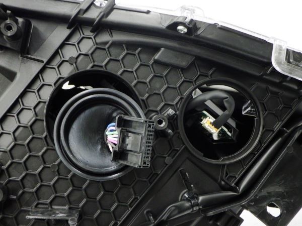 購入最安値 2212845♪ プリウス 50系 後期 右ライト LED KOITO 47-104