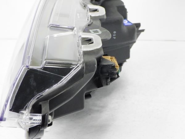 購入最安値 2212845♪ プリウス 50系 後期 右ライト LED KOITO 47-104