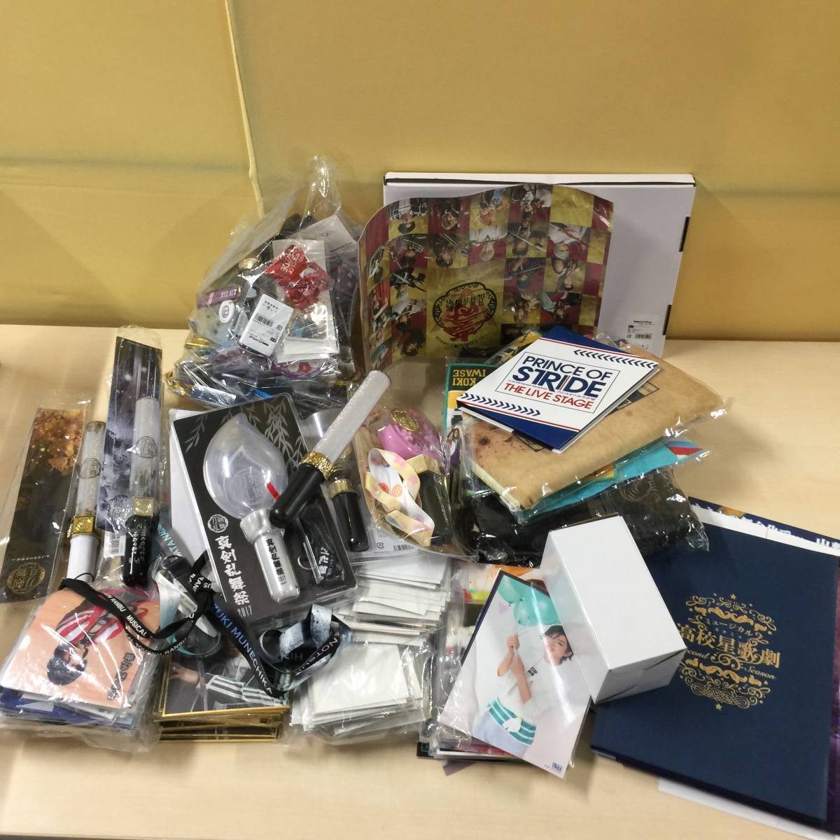 ○2.5次元 グッズ まとめ売り [ 刀剣乱舞 刀ミュ 缶バッジ アクリル 