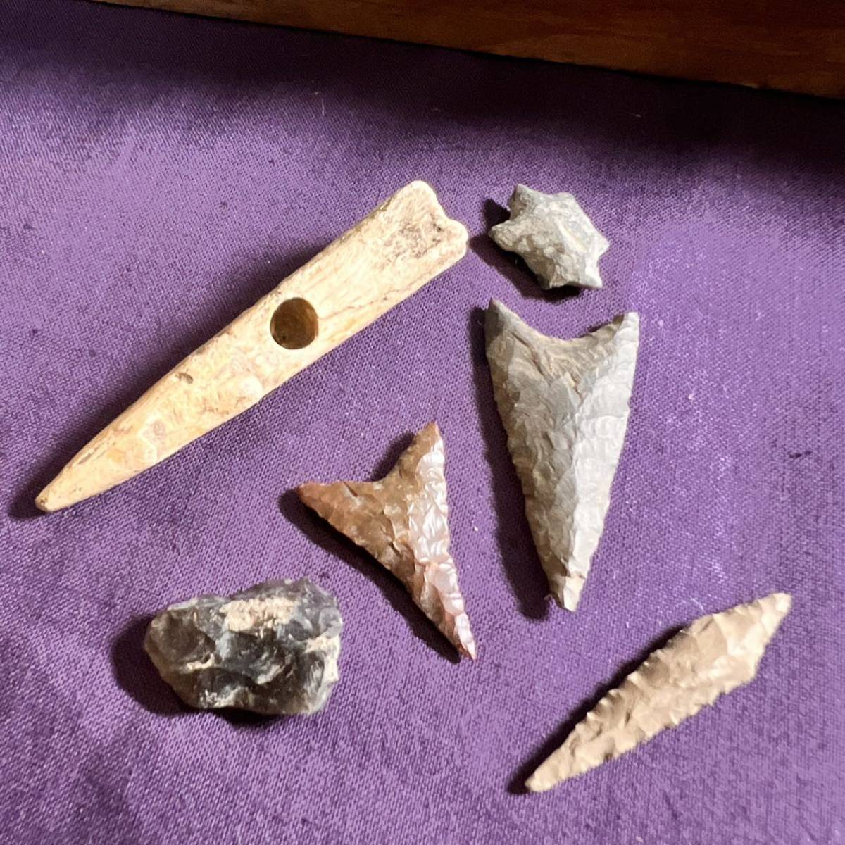 石斧 七種 鏃 矢尻 箱入 石器 発掘 年代物 時代物 発掘品 骨董(岩石