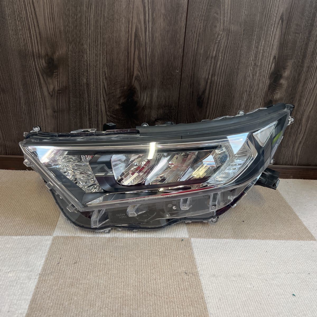 RAV4 ラブ4 ラヴ4 MXAA54 左ヘッドライト 81185‐42832 スタンレー 42 