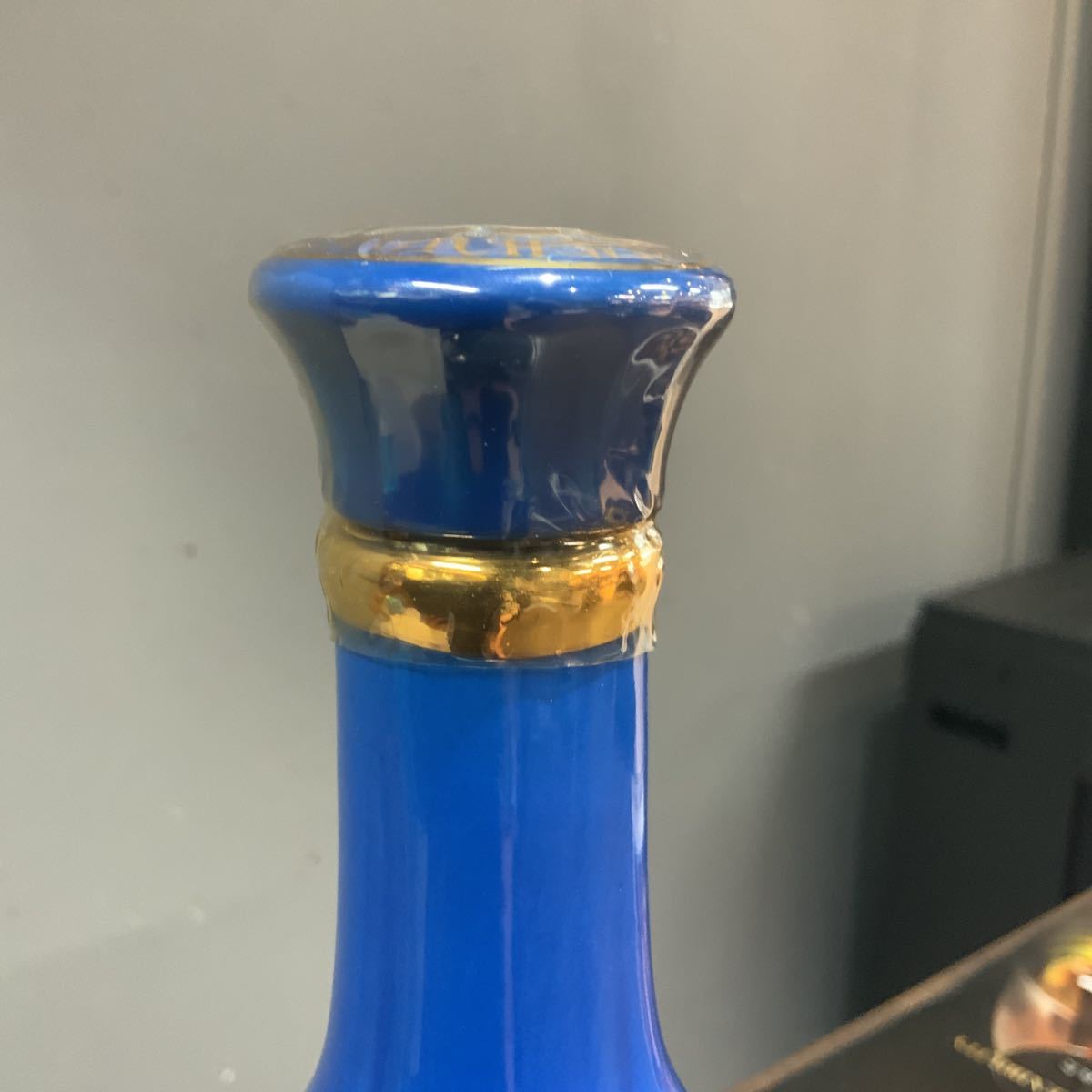 1112296【未開栓】ホワイト & マッカイ 青 陶器ボトル 750ml 43 
