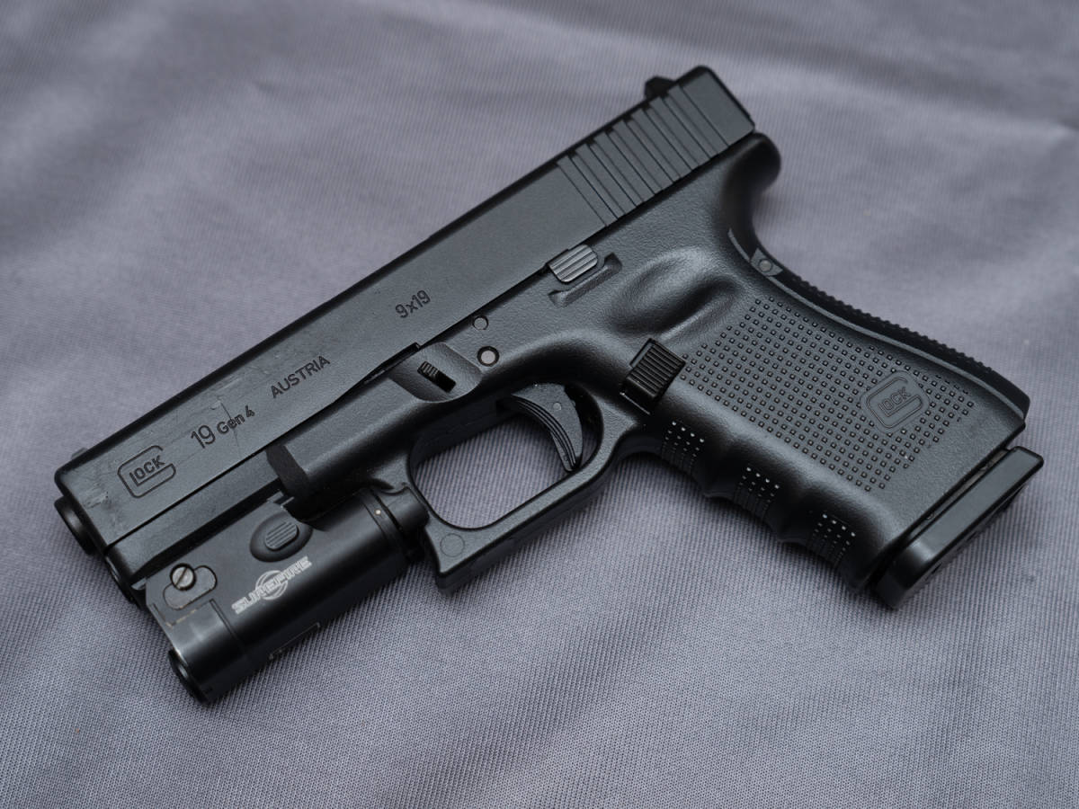 東京マルイ Glock 19 Gen 4＋スペアマガジン＋フラッシュライト｜