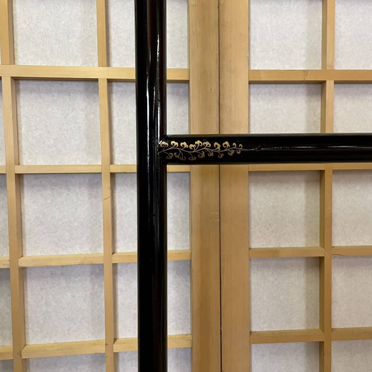 【衣桁】黒の木製 衣桁 黒漆塗鉄線花蒔絵 - 京都国立博物館 館蔵品データベース