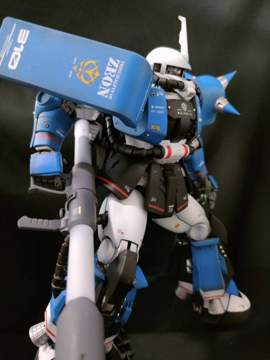 MG 1/100 MS-06R-1A ユーマ・ライトニング専用ザクII 塗装済み完成品 