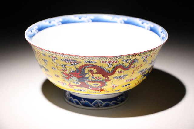 中国陶磁器 磁州窯碗 黒い花柄の陶器 中国陶磁器 磁州窯 黒彫 中国陶器