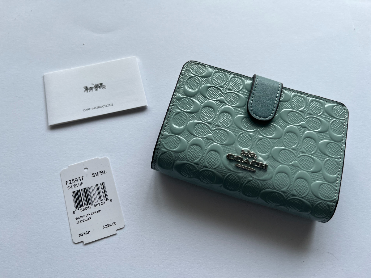 最安値，お得 kg-36 coach コーチ 折り財布 水色 パテントレザーxレザー F25937(女性用財布)｜売買されたオークション情報、yahooの商品情報をアーカイブ公開 - オークファン 服飾小物