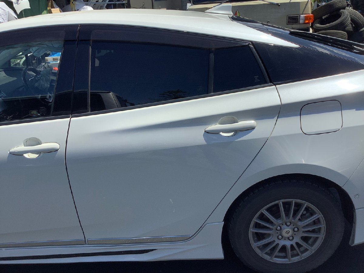 H29年 ZVW50 51 55 プリウス 左リアドア ヒンジ、バイザー付 カラー070 中古品 即決 8052331 230727 MO