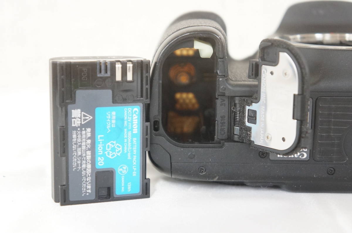 Canon EOS 7D デジタル一眼レフ 本体とバッテリー ⑫ Canon キャノン EOS 7D ボディ デジタル一眼 デジタルカメラ