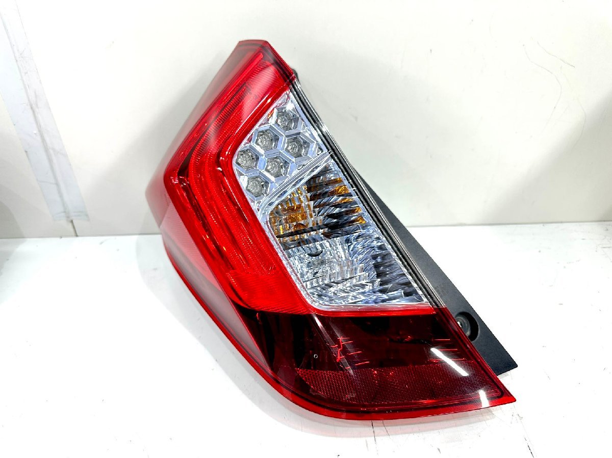 フィット　GP5　前期　純正テールライト　左　STANLEY W1698　（65A-83）