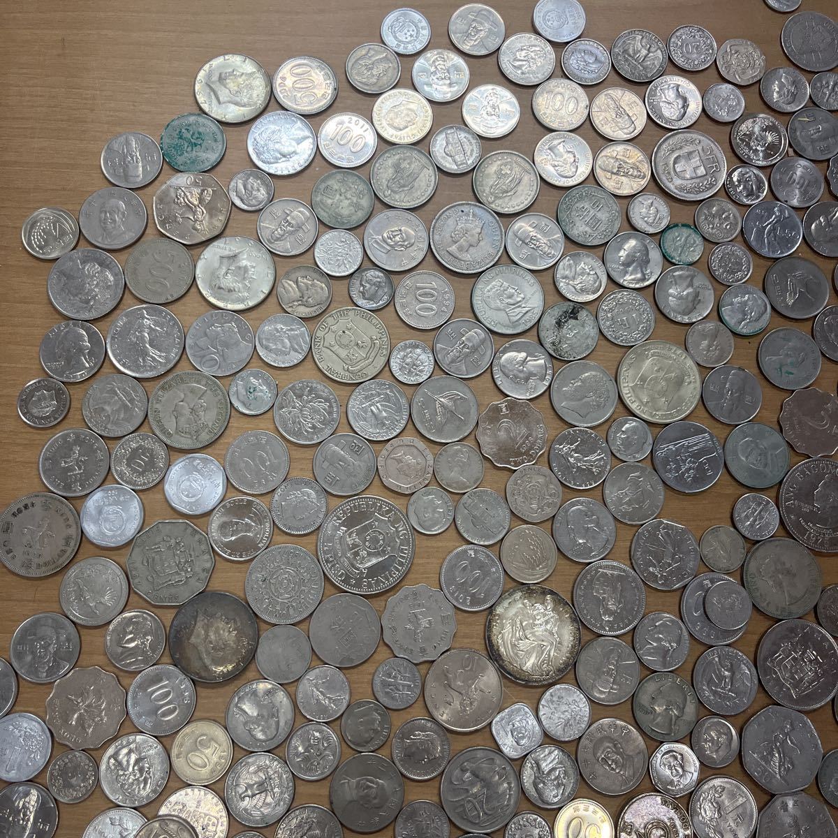 M-600☆60サイズ 外貨 外国硬貨 外国銭 中国 韓国 香港 アメリカ カナダ マレーシア フランス インドネシア フィリピン など 大量  約6440g 1000円スタート 外貨 まとめ リバティコイン 中国硬貨 WWF パンダ銀貨