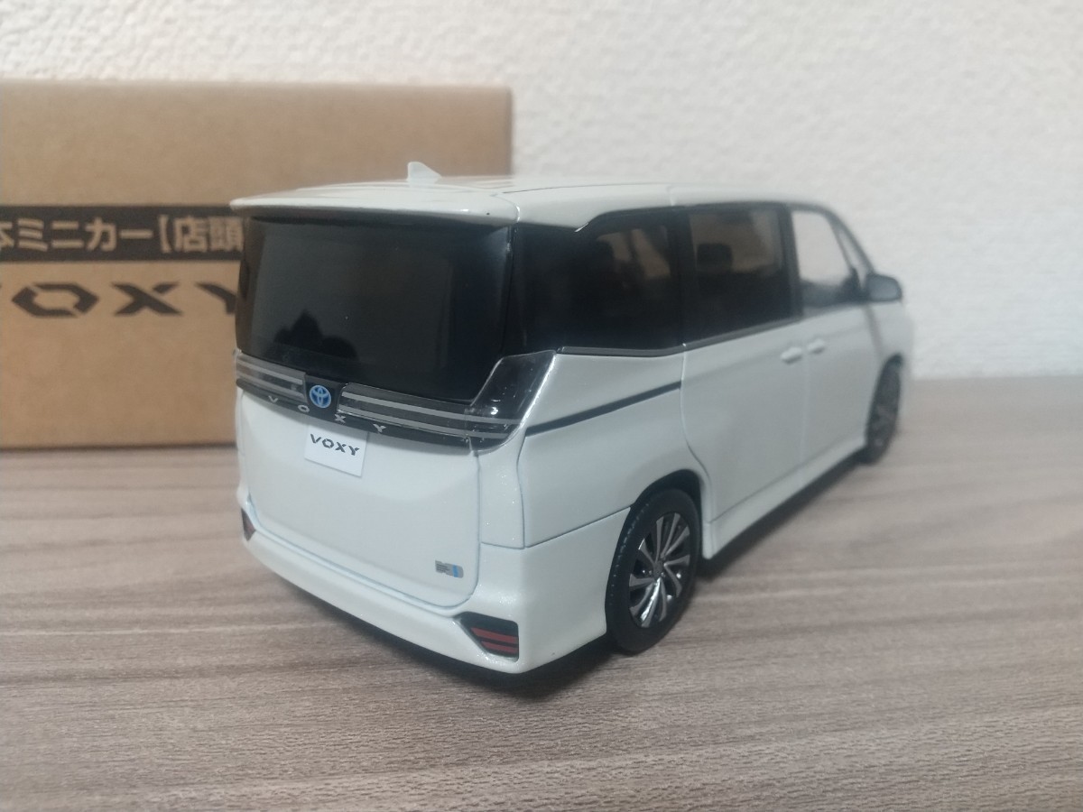 1/30 トヨタ 新型ヴォクシー カラーサンプルミニカー ホワイトパール