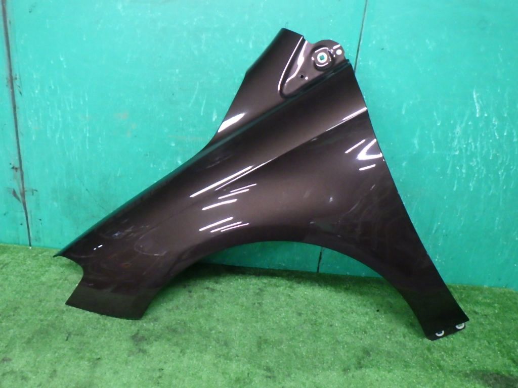 ベンツB180[W246後期]フロント左フェンダー 990茶色