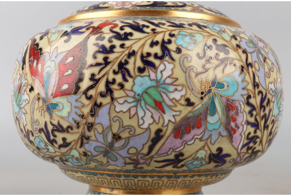 URA]中国美術/七宝花草蝶文花瓶一対/総重量1621g/12-8-89 (検索)骨董