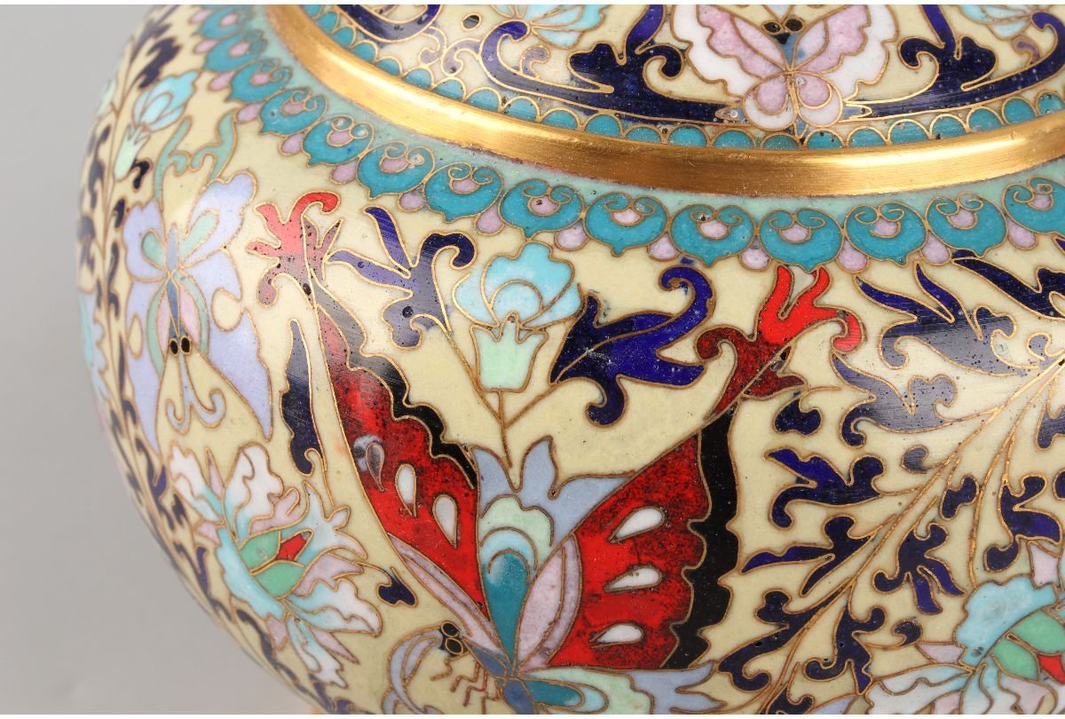URA]中国美術/七宝花草蝶文花瓶一対/総重量1621g/12-8-89 (検索)骨董