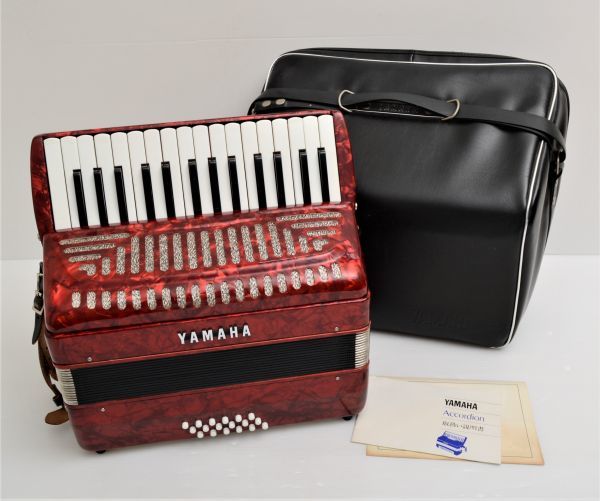 M030K06T//YAMAHA ヤマハ アコーディオン Accordion 30鍵盤 鍵盤楽器 レッド ケース付き　※劣化あり　※現状品　