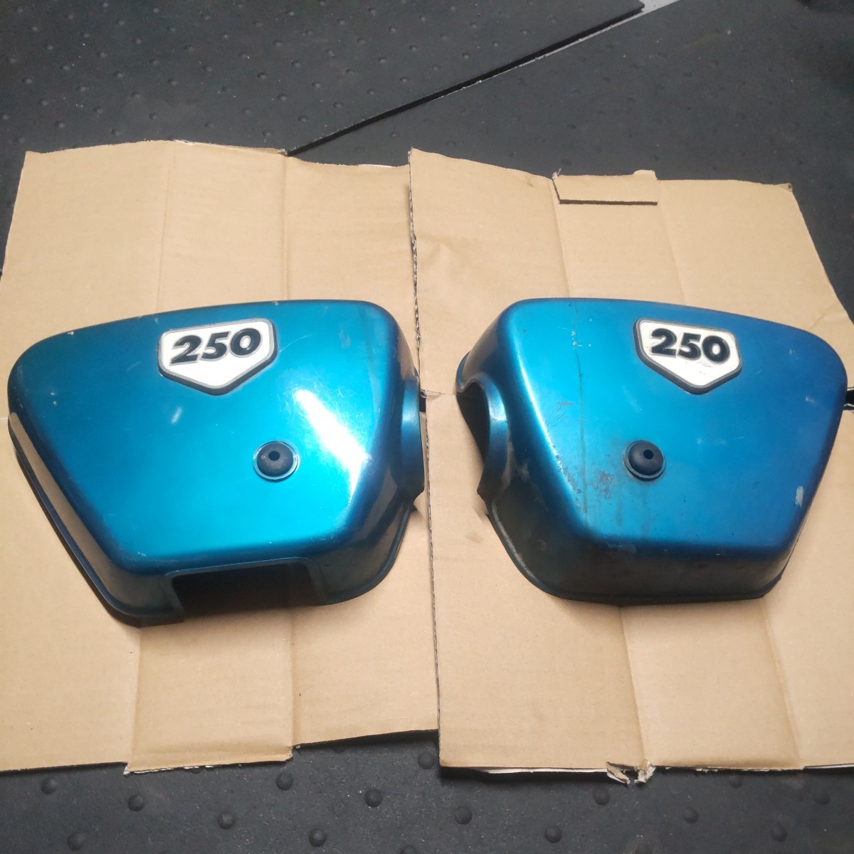 ホンダ CB250エキスポート？ サイドカバー 左右 エンブレ厶付