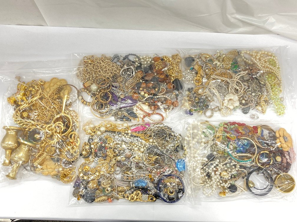 総重量 約3.3kg　メッキアクセサリー大量まとめ 貴金属、破損品など未精査 メッキアクセサリー・フェイクパール 他 大量おまとめ 総重量：6.0kg