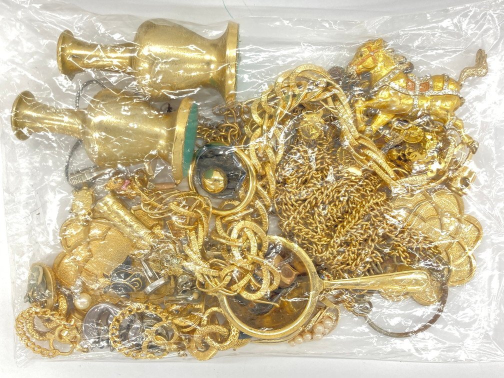総重量 約3.3kg　メッキアクセサリー大量まとめ 貴金属、破損品など未精査 メッキアクセサリー・フェイクパール 他 大量おまとめ 総重量：6.0kg