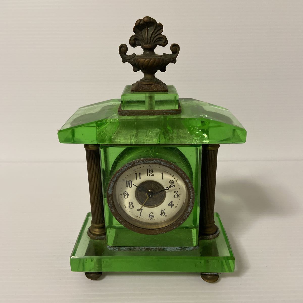 アンティーク　宮型　置時計　ウラン反応あり　グリーン　ジャンク品　ヒビ割れあり　不動品　ゼンマイ式　古時計　