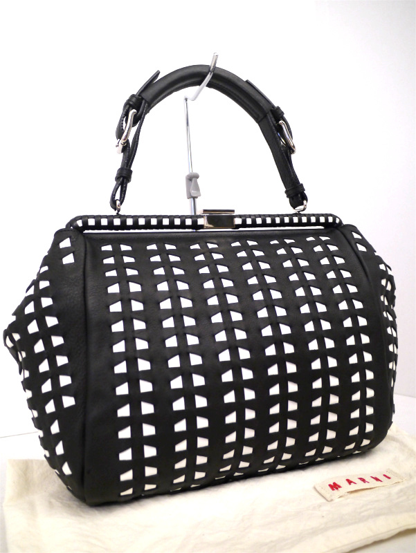 極美品18万◆MARNI マルニ がま口デザイン 幾何学柄 レザー トート ハンド バッグ 黒x白◆ がま口がモチーフの可愛らしいアイコンモデル♪