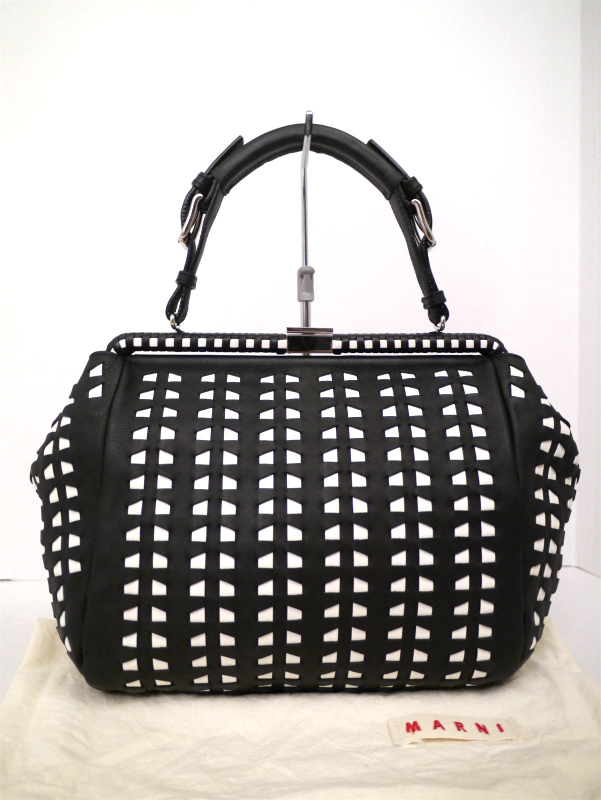極美品18万◆MARNI マルニ がま口デザイン 幾何学柄 レザー トート ハンド バッグ 黒x白◆ がま口がモチーフの可愛らしいアイコンモデル♪