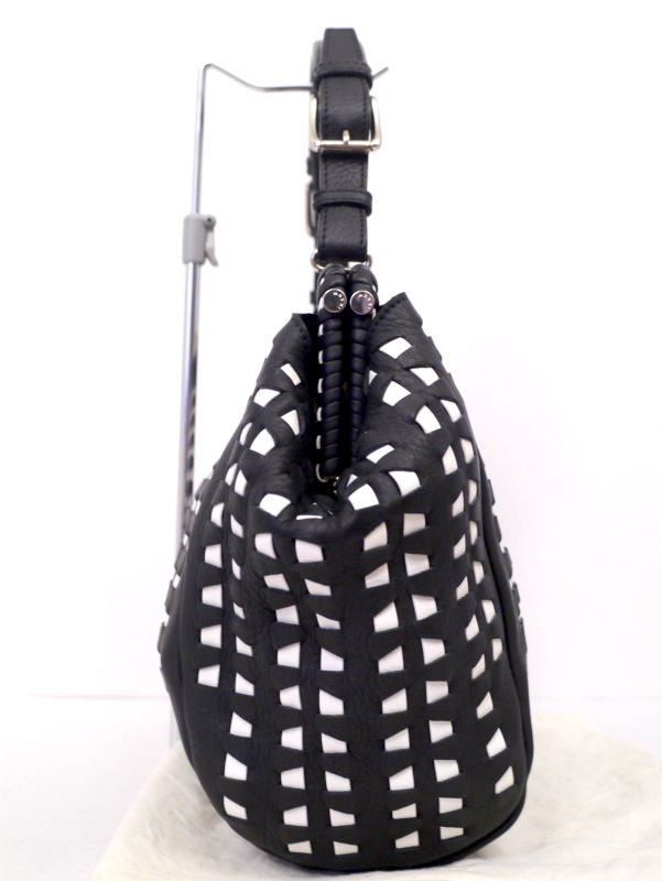 極美品18万◆MARNI マルニ がま口デザイン 幾何学柄 レザー トート ハンド バッグ 黒x白◆ がま口がモチーフの可愛らしいアイコンモデル♪