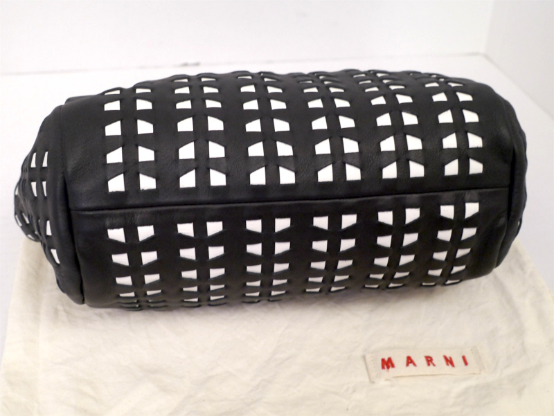 極美品18万◆MARNI マルニ がま口デザイン 幾何学柄 レザー トート ハンド バッグ 黒x白◆ がま口がモチーフの可愛らしいアイコンモデル♪