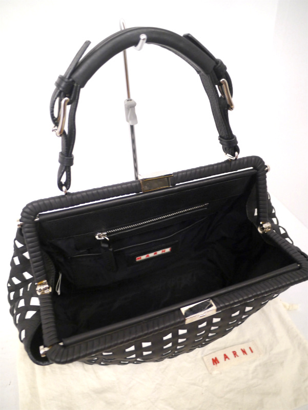 極美品18万◆MARNI マルニ がま口デザイン 幾何学柄 レザー トート ハンド バッグ 黒x白◆ がま口がモチーフの可愛らしいアイコンモデル♪