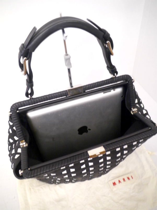 極美品18万◆MARNI マルニ がま口デザイン 幾何学柄 レザー トート ハンド バッグ 黒x白◆ がま口がモチーフの可愛らしいアイコンモデル♪