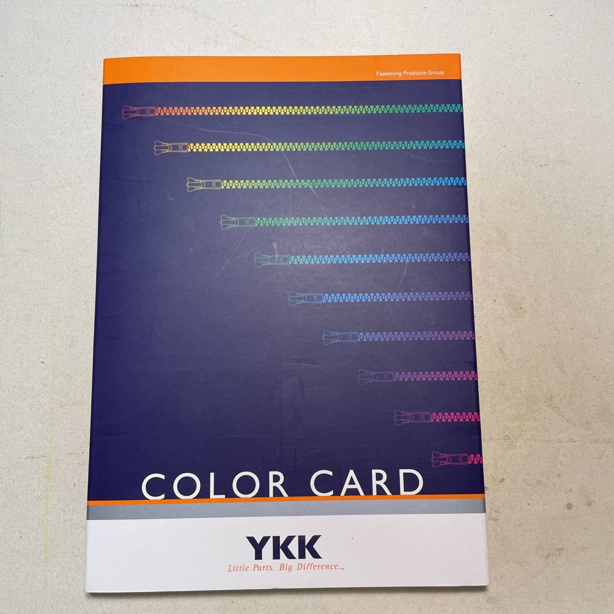 YKKファスナー　色見本帳