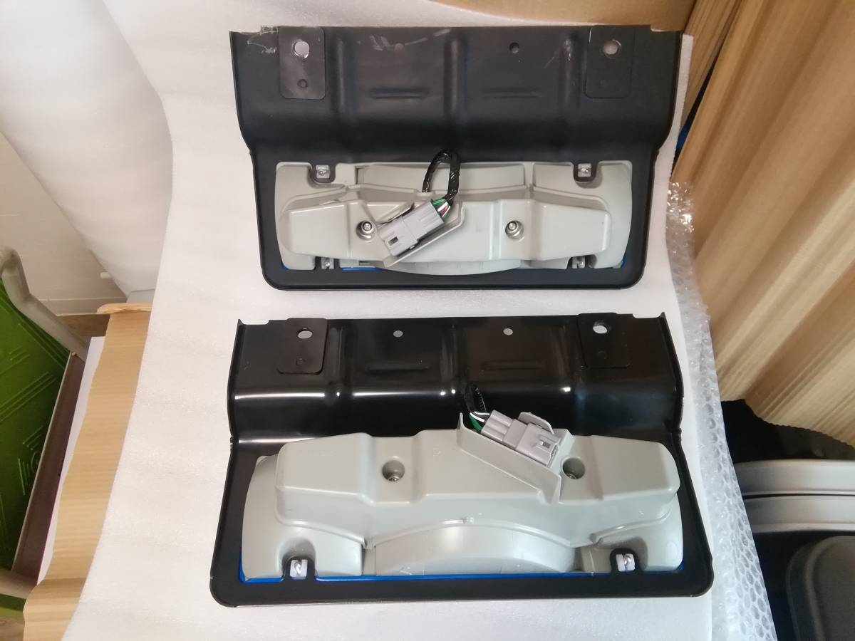 テールランプ 24v 汎用　陸送車外し 　角形　No1 角型 24V LED 角テール 赤黄 (クリア／レッド)