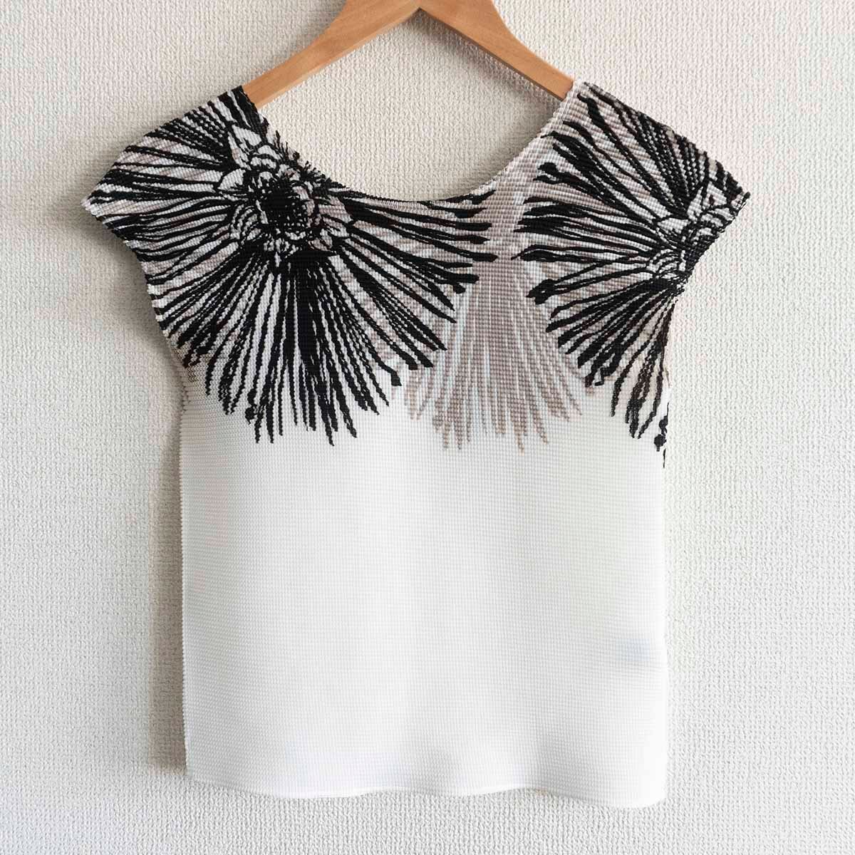 ISSEY MIYAKE me 花柄 プリーツ トップス 美品】me ISSEY MIYAKE 【柄 プリーツ カットソー】 ミー イッセイ