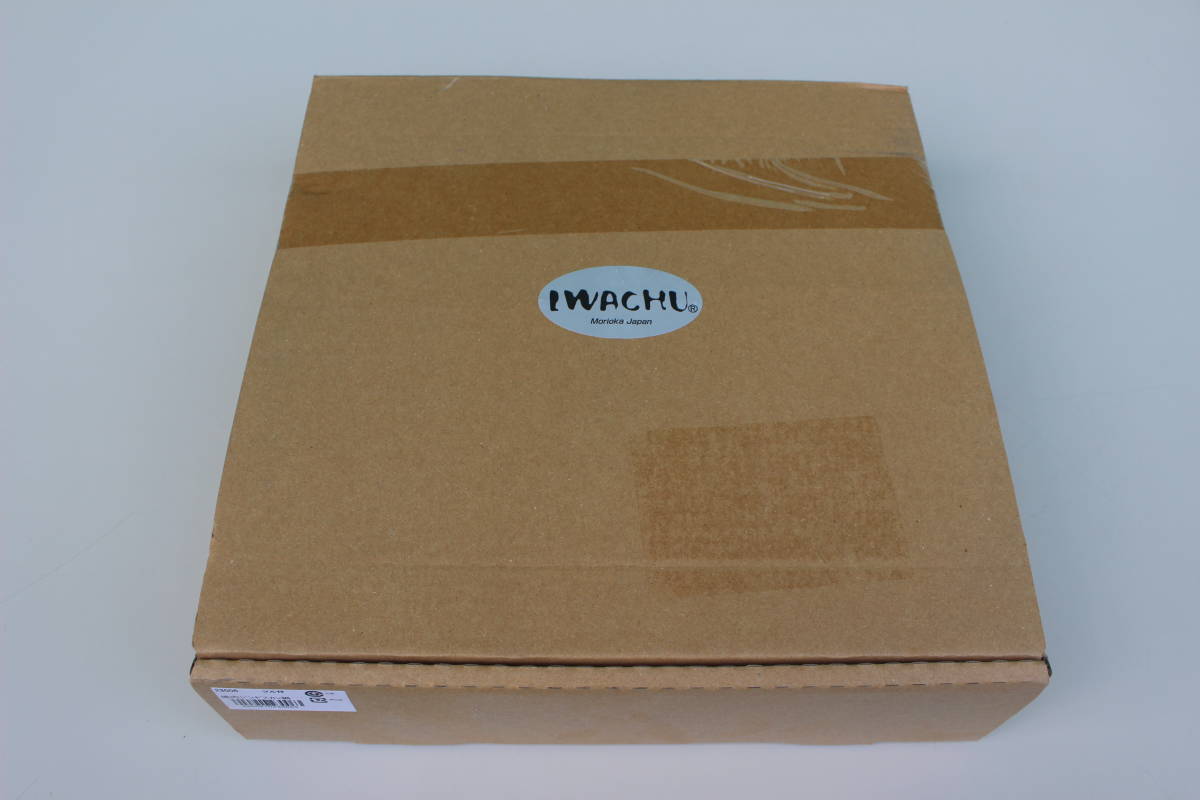 岩鋳 Iwachu 焼肉ジンギスカン鍋 ツル付 黒焼付 直火用 南部鉄器 23006　未使用難有　箱痛み品 