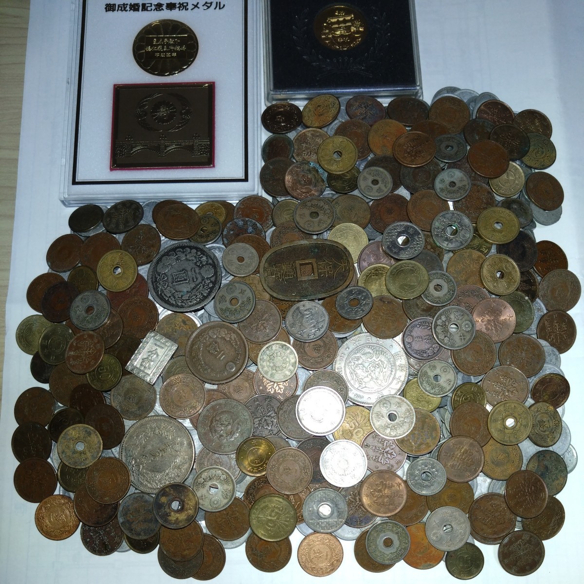 古銭　天保通宝　100円銀貨　稲50銭白銅貨　50銭銀貨　穴なし50円　半銭銅貨　２銭銅貨　アルミ貨幣　お金で無い物など　約1.8kg　その2