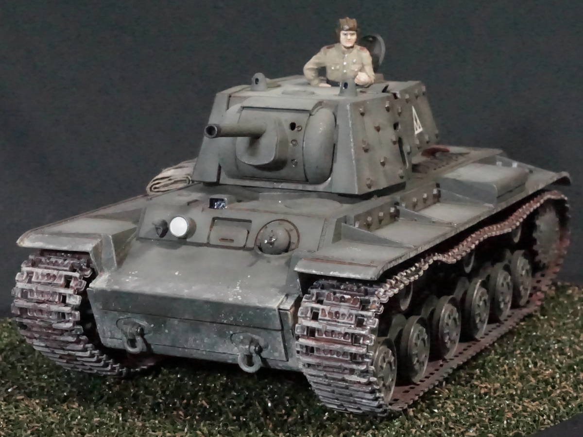 タミヤ 1/35 ソビエト KV-1B 重戦車(Item 35142) プラモデル塗装済み完成品　飾り台付きセット