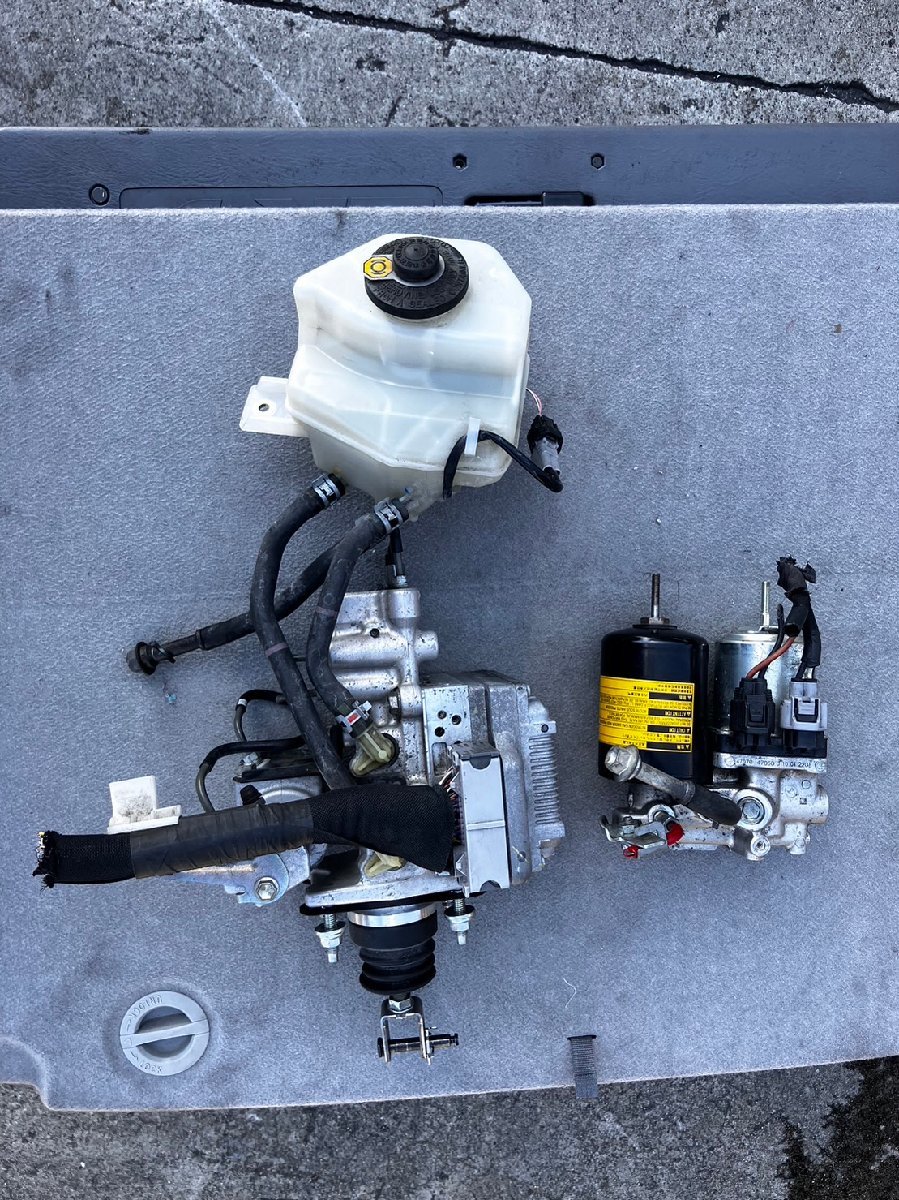 訳あり・ジャンク品　ABSアクチュエーター　トヨタ　プリウス　DAA-ZVW30　47210-47290　47070-47050　47270-47030　過走行　N23110145
