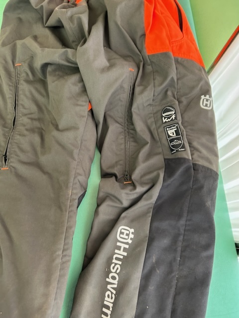 ハスクバーナ チェンソー 防護ズボン Mサイズ 林業 防護パンツ 中古 ハスクバーナ チェンソー 防護ズボン Mサイズ 林業 防護パンツ 中古