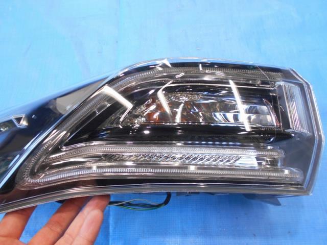 ◇ハリアー DBA-ZSU60W 左テールランプ ～29.5 NO.288781【個人宅送料
