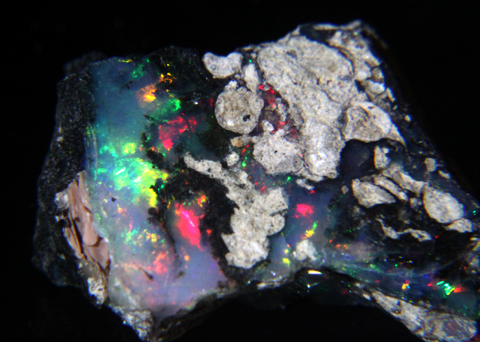  超ビッグ 天然非加熱ブラックオパール 抜群の遊色 母岩付き原石 10.95ct エチオピア 526(原石)｜売買されたオークション情報、yahooの商品情報をアーカイブ公開 - オークファン 原石