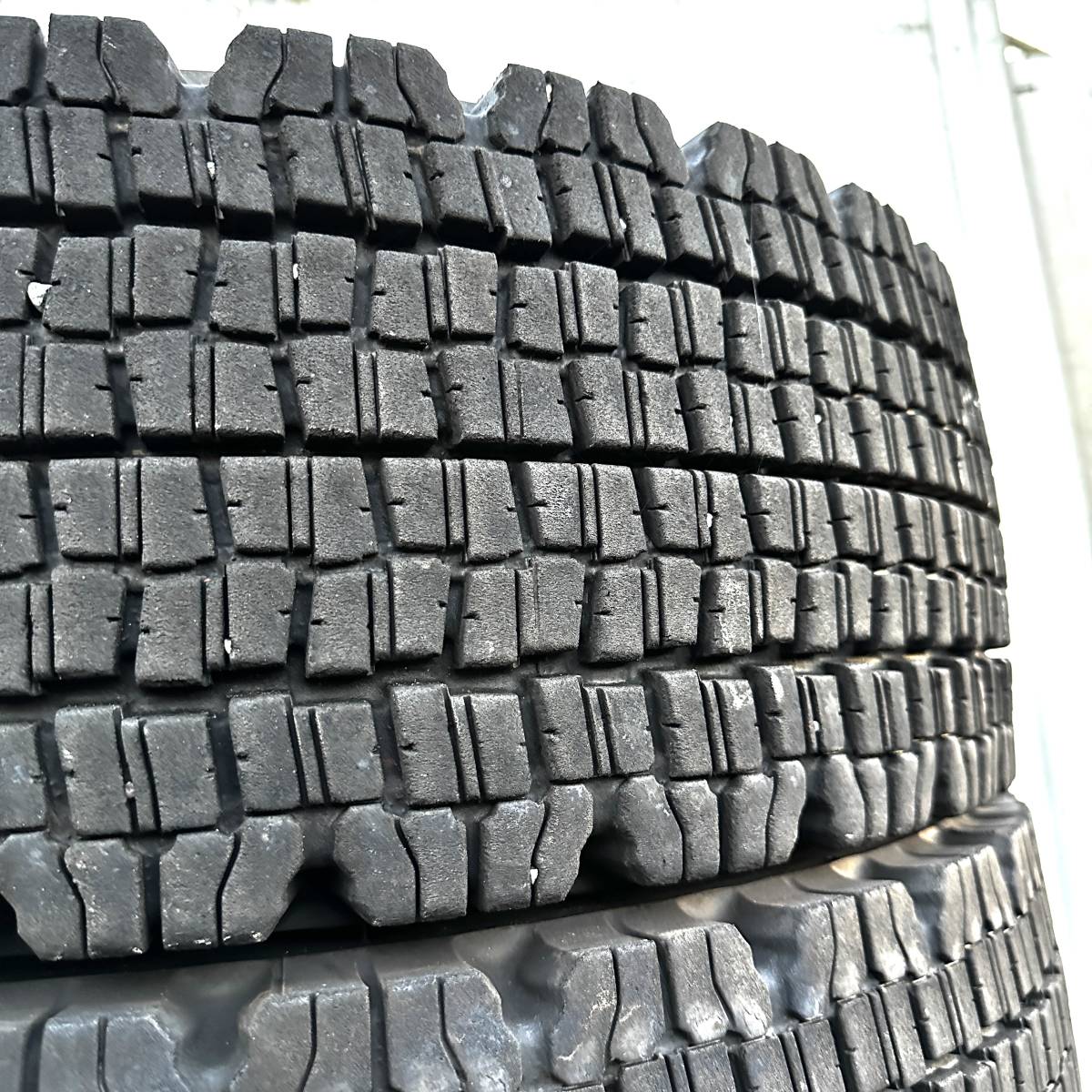 バリ山☆格安スタート!! 2021年製 215/70R17.5 123/121J ブリヂストン 